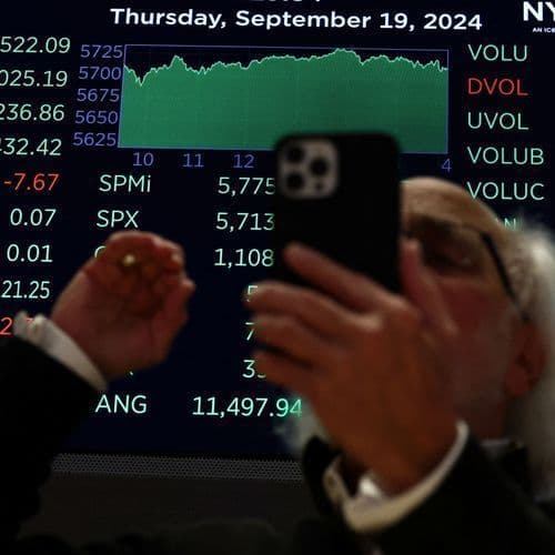 Wall Street Closes Higher; Tesla Loses More than 5%
