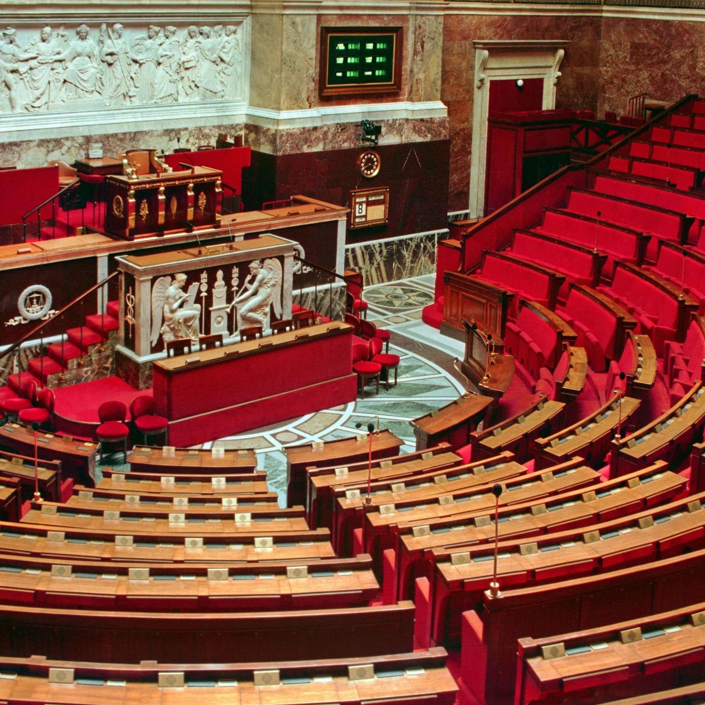 Right and Rn Steal Nicolas Sarkozy's Support and Attack Provisional Execution